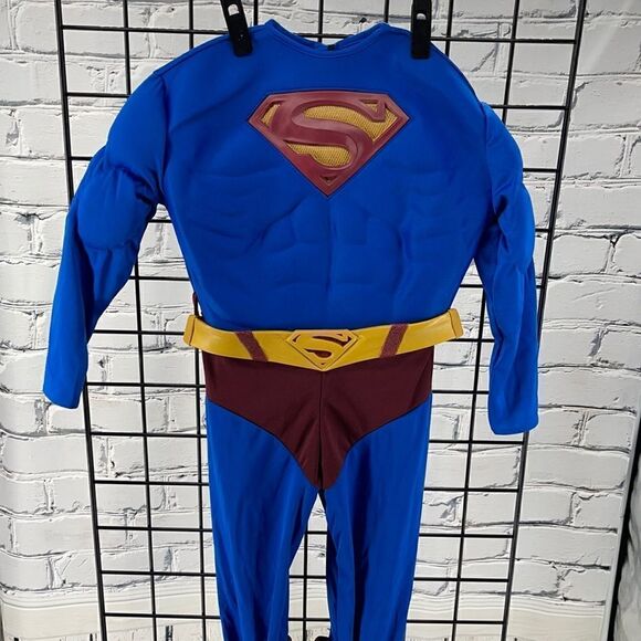 New Child’s Superman costume  - Picture 1 of 3